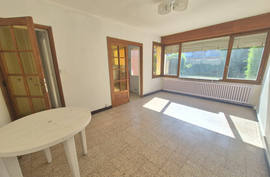 Maison de ville avec garage, jardin et beau potentiel