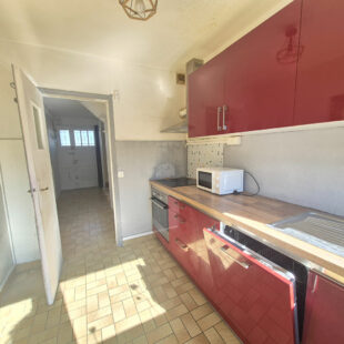 Maison de ville avec garage, jardin et beau potentiel