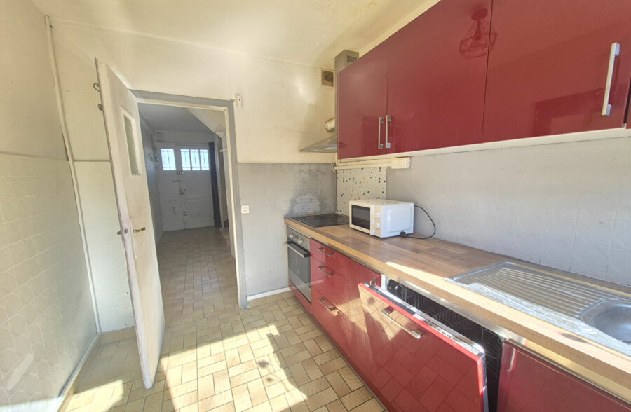 Maison de ville avec garage, jardin et beau potentiel