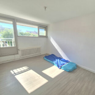 Maison de ville avec garage, jardin et beau potentiel