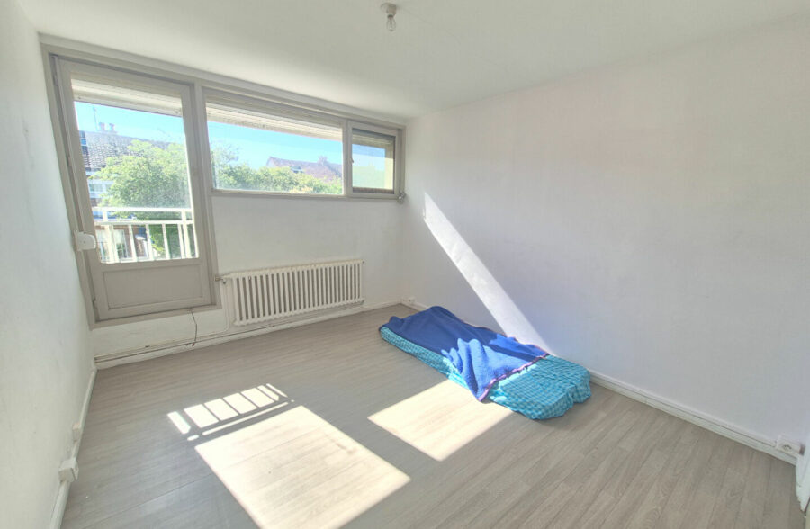 Maison de ville avec garage, jardin et beau potentiel