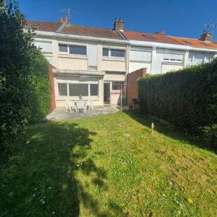 Maison de ville avec garage, jardin et beau potentiel
