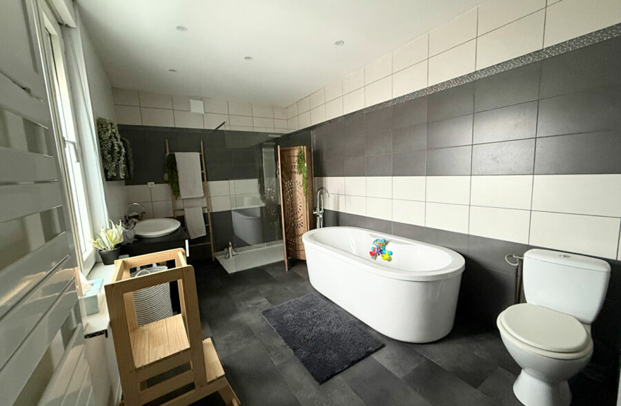 Halluin Maison de 150 m², 4 chambres, bureau et jardin.