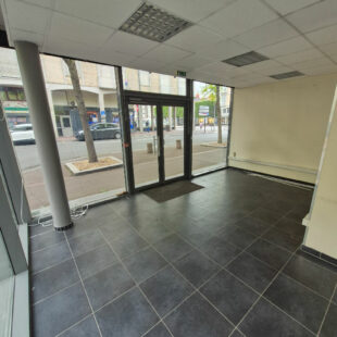 Local commercial en angle de rue – Douai centre