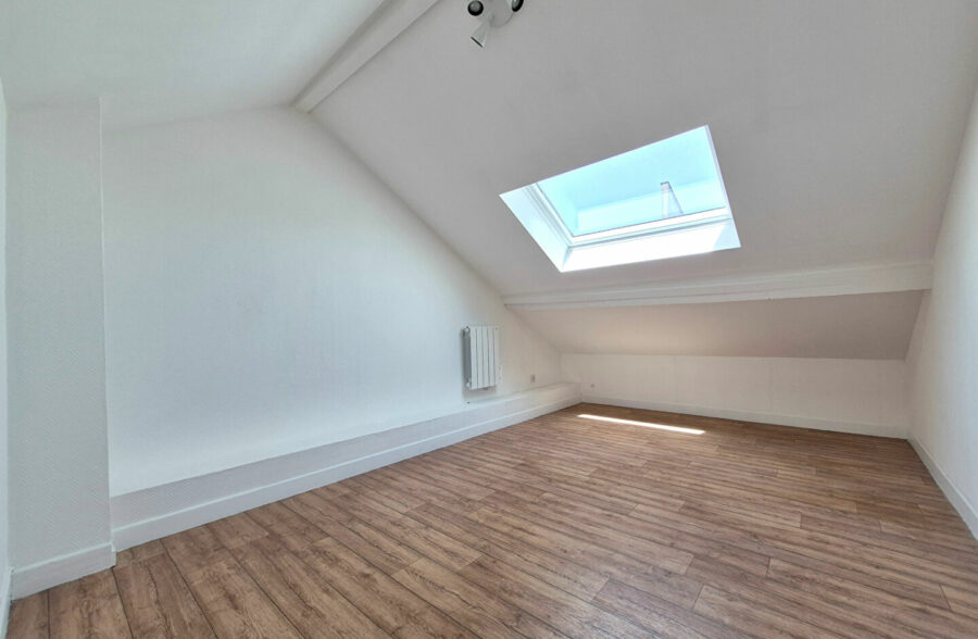 LILLE HYPERCENTRE NATIONALE : TRES BEL APPARTEMENT TYPE 4 LUMINEUX EN DUPLEX AVEC CAVE