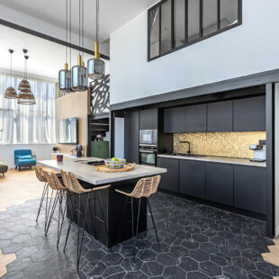 SUPERBE LOFT AVEC TERRASSE ET 2 STATIONNEMENTS A DEUX PAS DU TRAMWAY