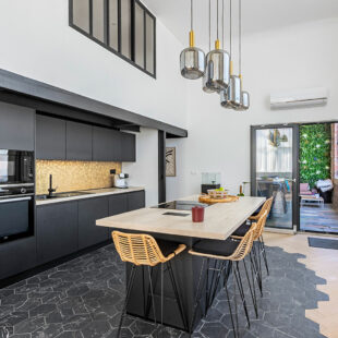 SUPERBE LOFT AVEC TERRASSE ET 2 STATIONNEMENTS A DEUX PAS DU TRAMWAY