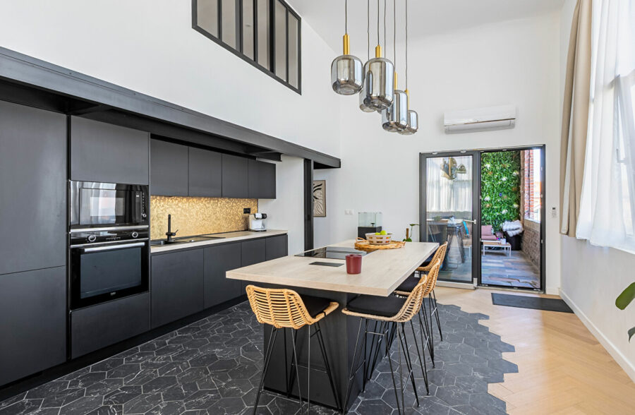SUPERBE LOFT AVEC TERRASSE ET 2 STATIONNEMENTS A DEUX PAS DU TRAMWAY