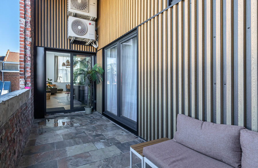 SUPERBE LOFT AVEC TERRASSE ET 2 STATIONNEMENTS A DEUX PAS DU TRAMWAY