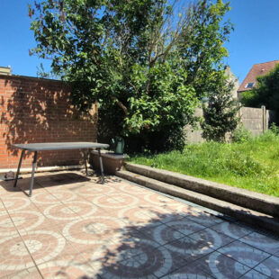 Modernité et belles prestations pour cette maison semi-individuelle, 4 chambres, avec jardin sans vis-à-vis et 2 places de parking.