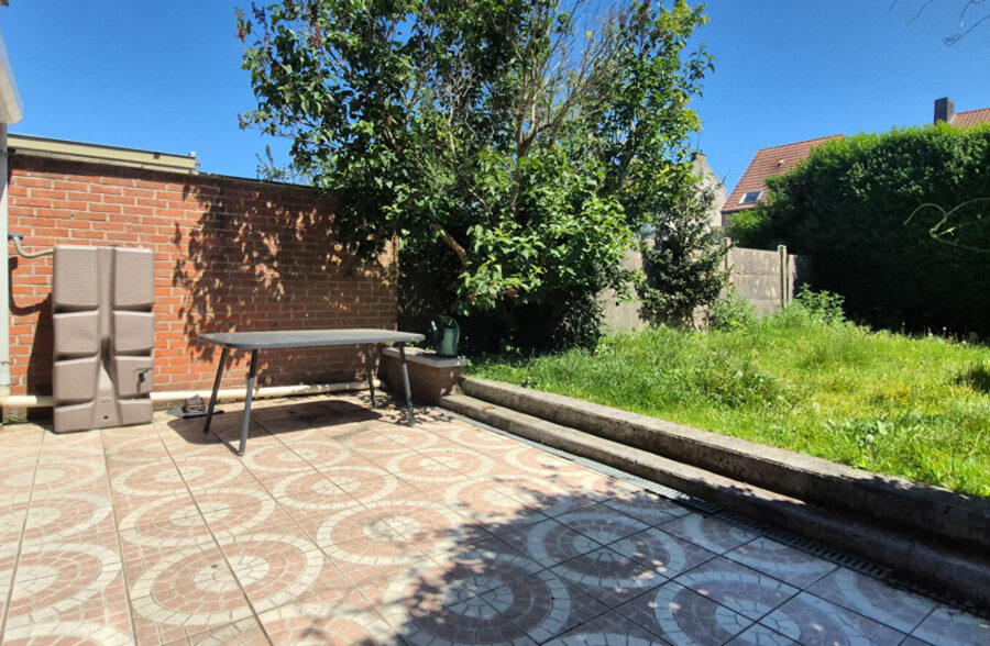 Modernité et belles prestations pour cette maison semi-individuelle, 4 chambres, avec jardin sans vis-à-vis et 2 places de parking.