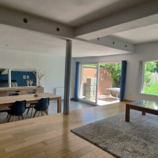 Modernité et belles prestations pour cette maison semi-individuelle, 4 chambres, avec jardin sans vis-à-vis et 2 places de parking.