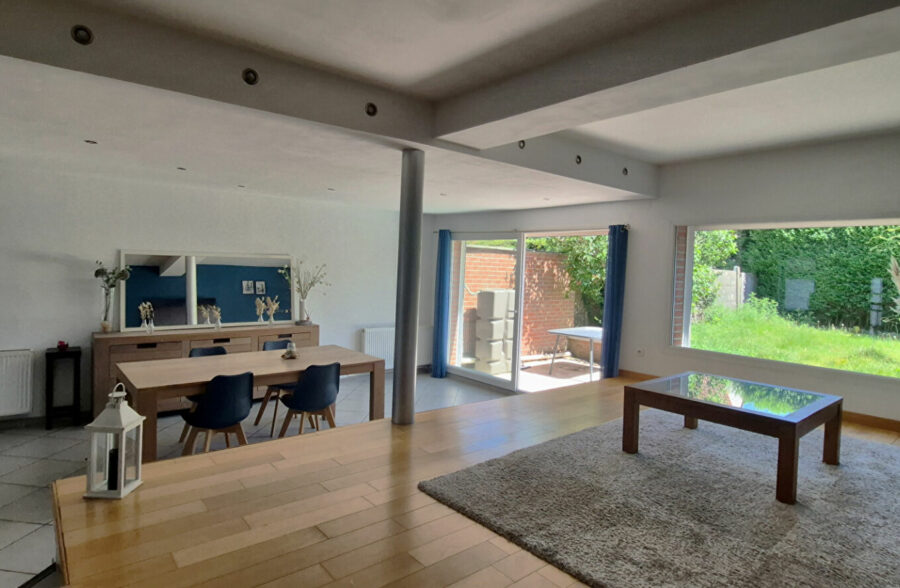 Modernité et belles prestations pour cette maison semi-individuelle, 4 chambres, avec jardin sans vis-à-vis et 2 places de parking.