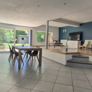 Modernité et belles prestations pour cette maison semi-individuelle, 4 chambres, avec jardin sans vis-à-vis et 2 places de parking.