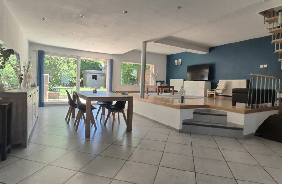 Modernité et belles prestations pour cette maison semi-individuelle, 4 chambres, avec jardin sans vis-à-vis et 2 places de parking.