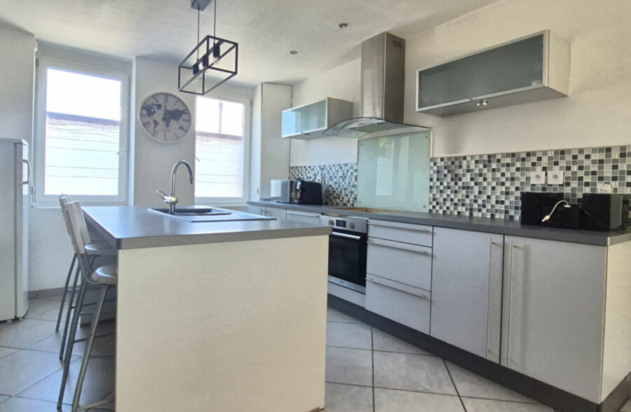 Modernité et belles prestations pour cette maison semi-individuelle, 4 chambres, avec jardin sans vis-à-vis et 2 places de parking.