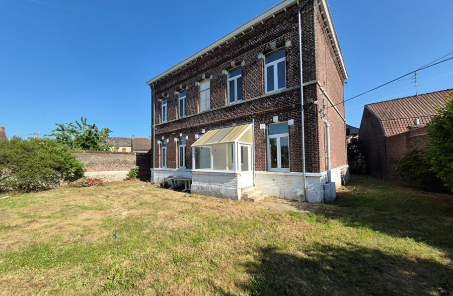 Maison de maître à Rumegies, garages, grand jardin