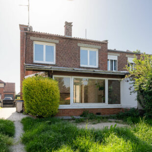 Maison semi-individuelle, 3 chambres, jardin, garage.