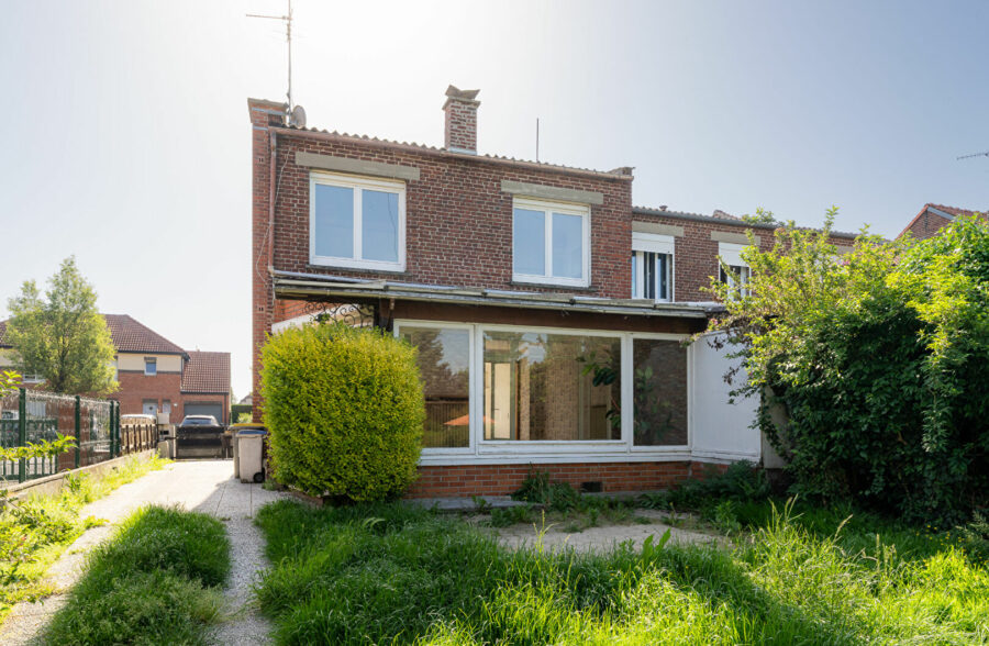 Maison semi-individuelle, 3 chambres, jardin, garage.