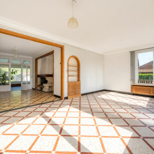 Maison semi-individuelle, 3 chambres, jardin, garage.