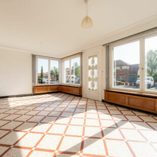 Maison semi-individuelle, 3 chambres, jardin, garage.