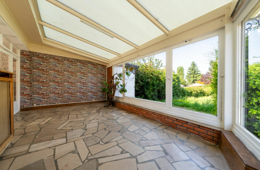Maison semi-individuelle, 3 chambres, jardin, garage.