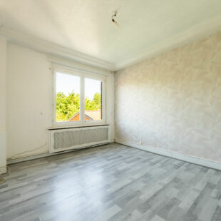 Maison semi-individuelle, 3 chambres, jardin, garage.