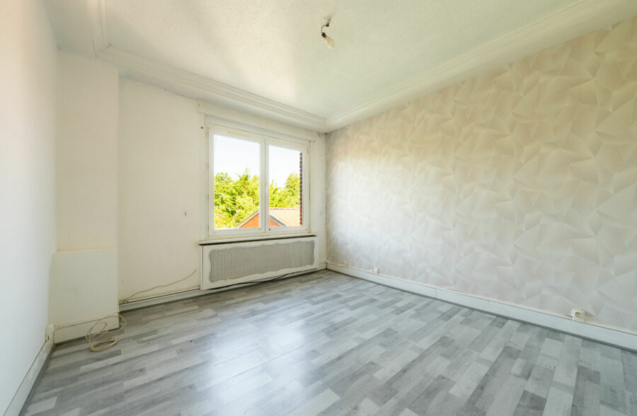 Maison semi-individuelle, 3 chambres, jardin, garage.