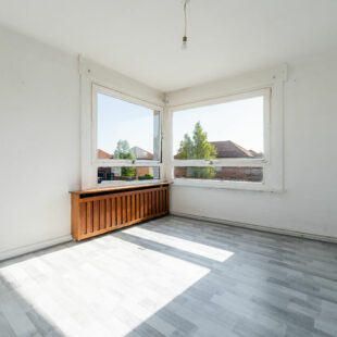 Maison semi-individuelle, 3 chambres, jardin, garage.