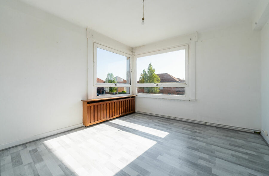 Maison semi-individuelle, 3 chambres, jardin, garage.
