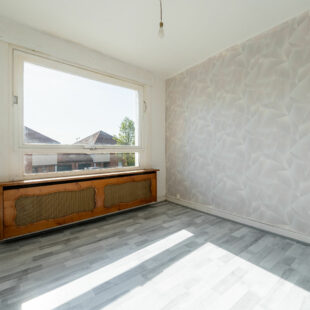 Maison semi-individuelle, 3 chambres, jardin, garage.