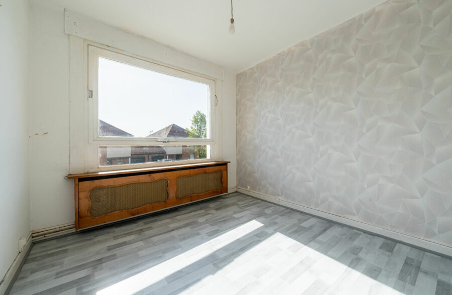 Maison semi-individuelle, 3 chambres, jardin, garage.