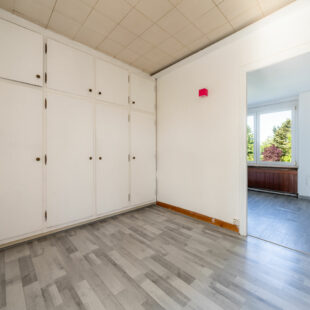 Maison semi-individuelle, 3 chambres, jardin, garage.