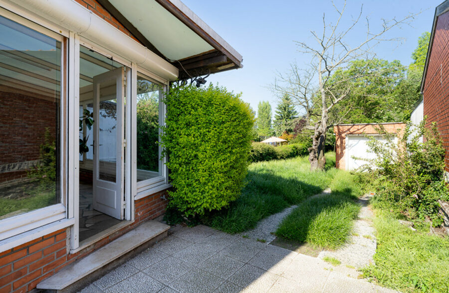 Maison semi-individuelle, 3 chambres, jardin, garage.
