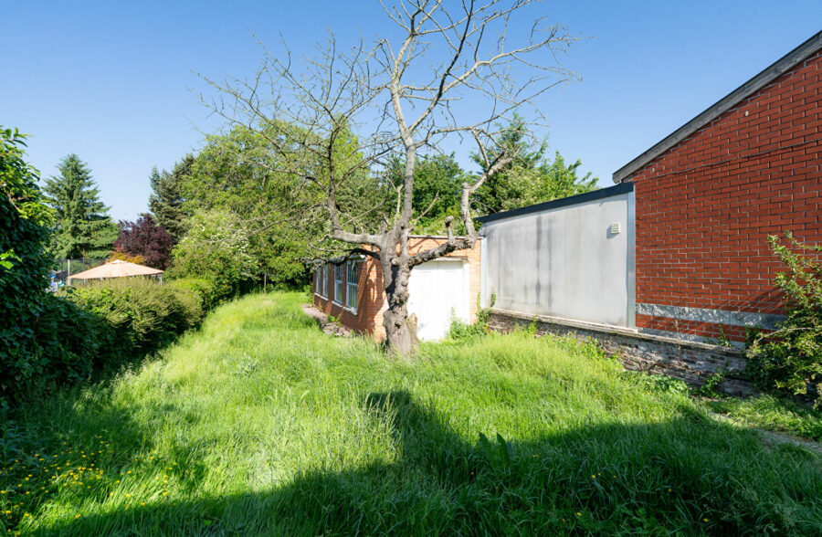 Maison semi-individuelle, 3 chambres, jardin, garage.