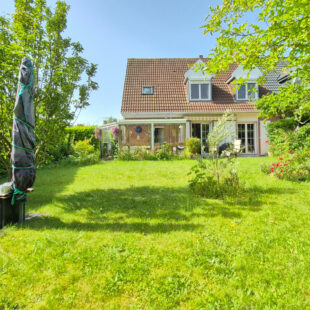 Superbe maison semi-individuelle de lotissement, 4 chambres, avec jardin sans vis-à-vis et garage, située dans une rue très calme.