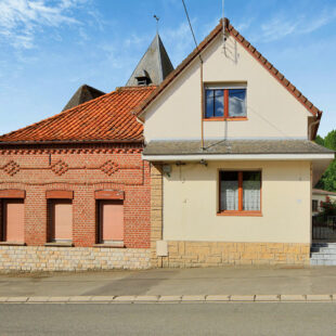 Ensemble immobilier composé de deux maison vendues en un seul lot.