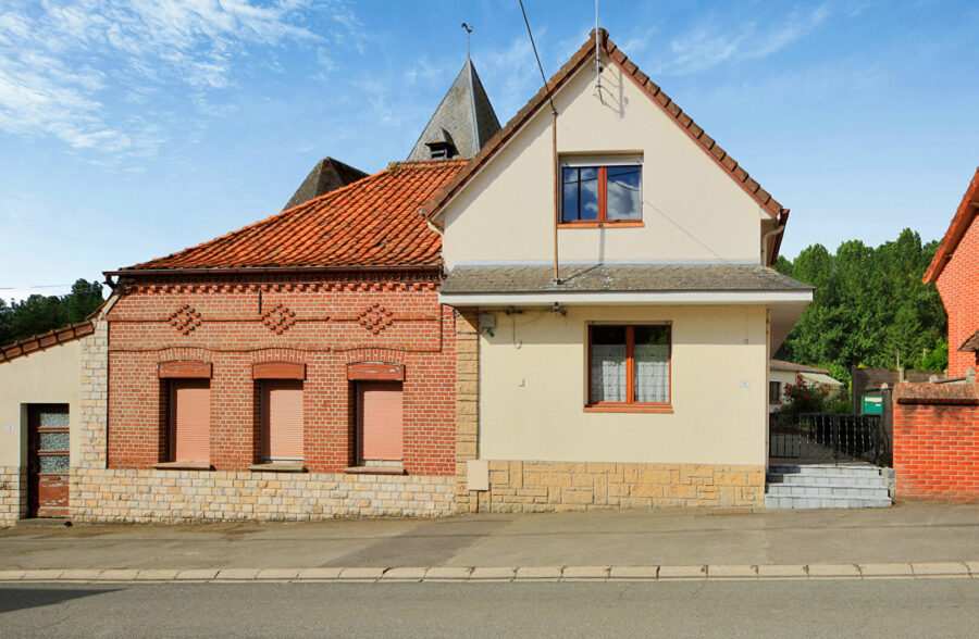 Ensemble immobilier composé de deux maison vendues en un seul lot.