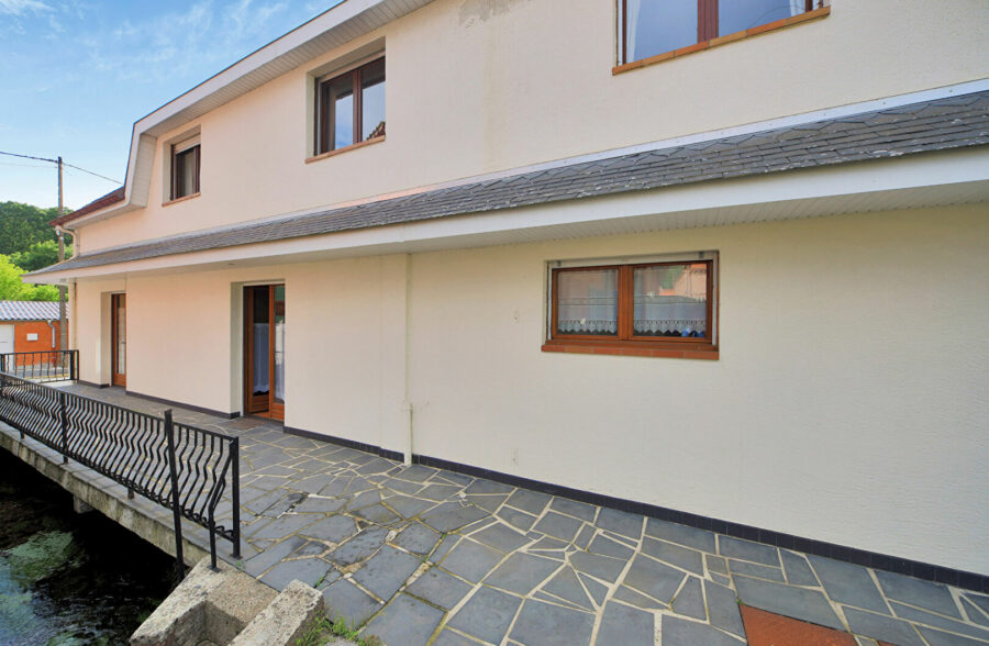 Ensemble immobilier composé de deux maison vendues en un seul lot.
