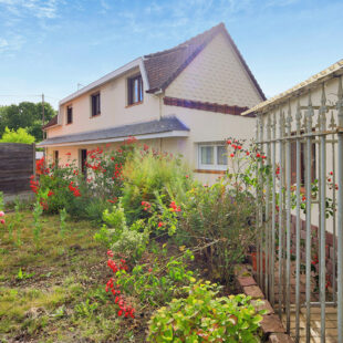 Ensemble immobilier composé de deux maison vendues en un seul lot.