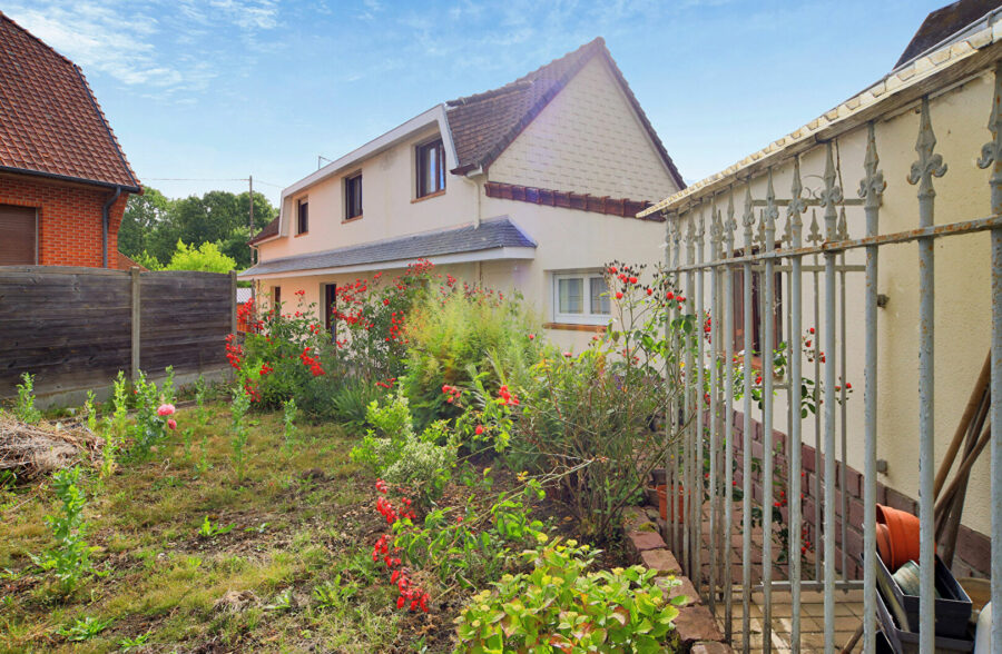 Ensemble immobilier composé de deux maison vendues en un seul lot.