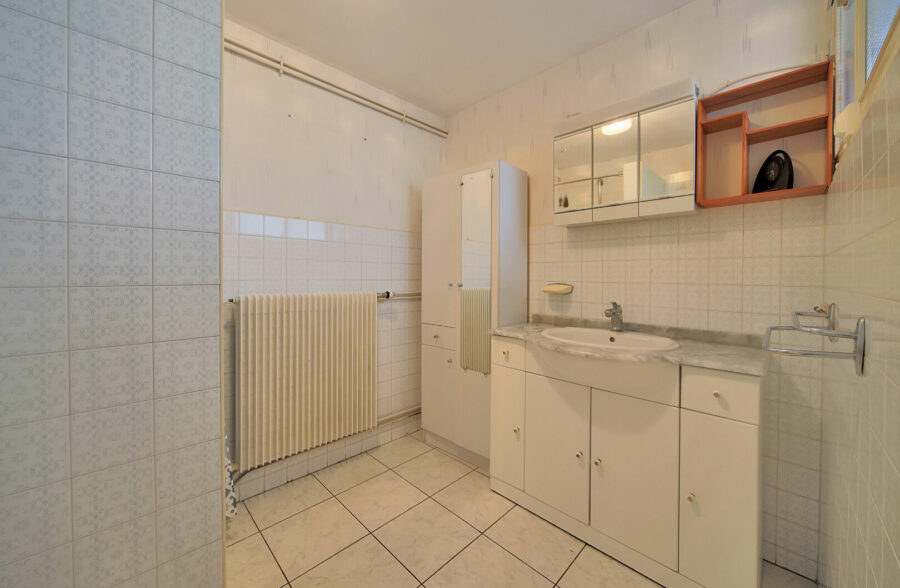 Ensemble immobilier composé de deux maison vendues en un seul lot.