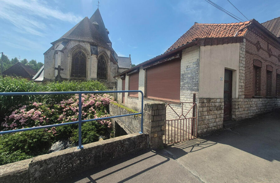 Ensemble immobilier composé de deux maison vendues en un seul lot.