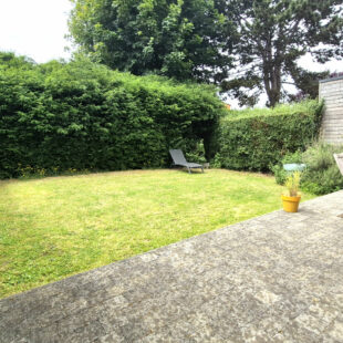 Semi-mitoyenne avec 4 chambres, jardin Ouest garage proche métro