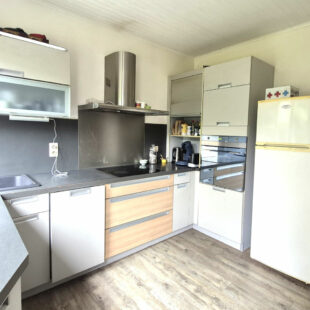 Semi-mitoyenne avec 4 chambres, jardin Ouest garage proche métro