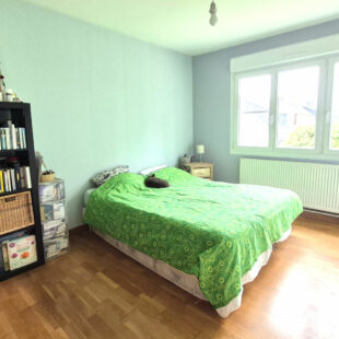 Semi-mitoyenne avec 4 chambres, jardin Ouest garage proche métro