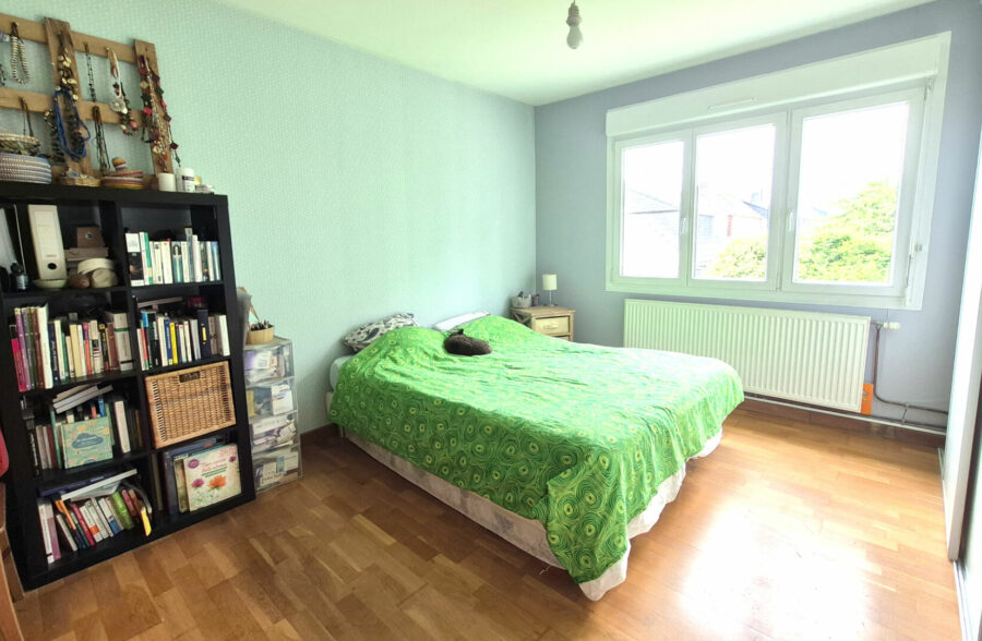 Semi-mitoyenne avec 4 chambres, jardin Ouest garage proche métro