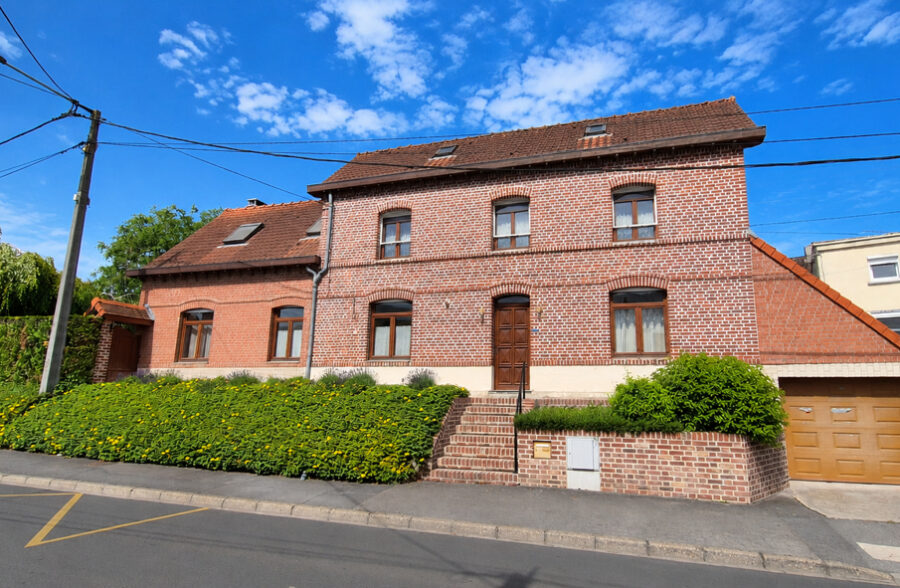 Grande maison familiale avec jardin, panneaux solaires