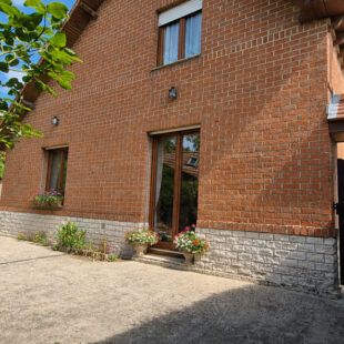 Grande maison familiale avec jardin, panneaux solaires