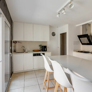 Maison flamande semi-indiv rénovée -110 m²  – 3 chambres – Jardin- Garage –